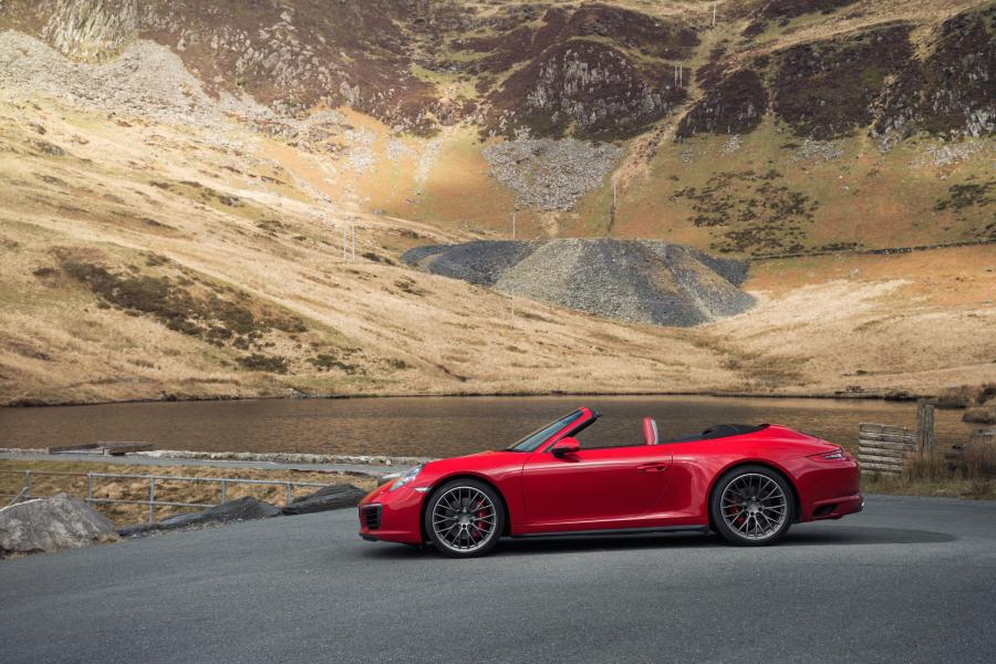  Porsche 911 Carrera 4S Cabriolet 2016 года  (UK) (фото 17 из 30)